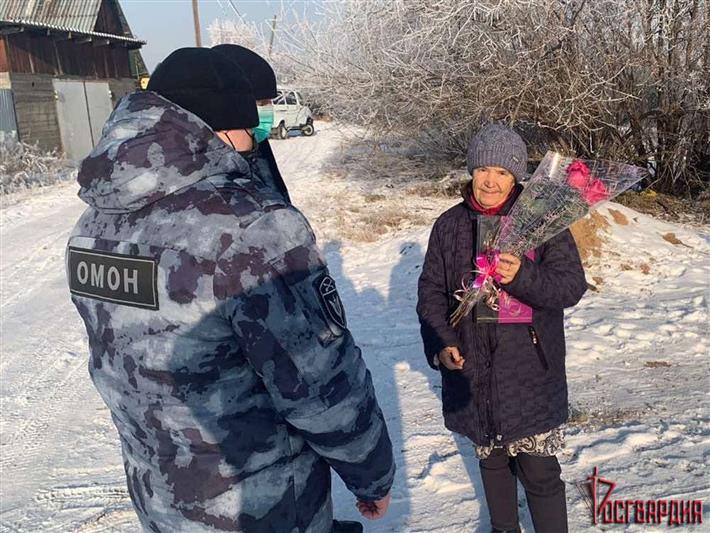Сотрудники ангарского ОМОН Росгвардии поздравили матерей и вдов погибших товарищей с Днем матери