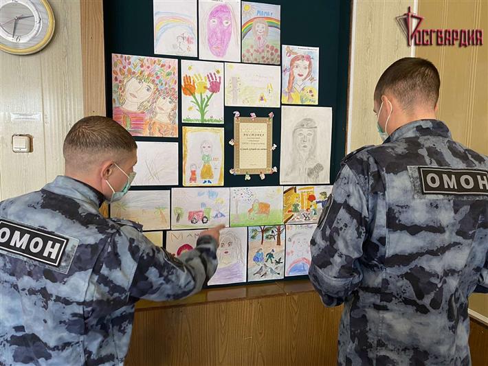 «Самой лучшей на свете». Конкурсы и выставки детских рисунков ко Дню матери проходят в подразделениях Росгвардии в Сибири