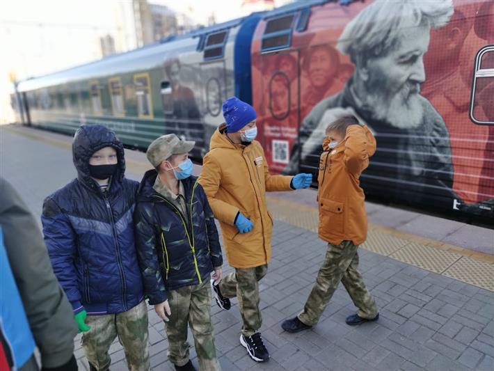 Бойцы волгоградского ОМОН организовали посещение «Поезда Победы» для учащихся подшефной школы