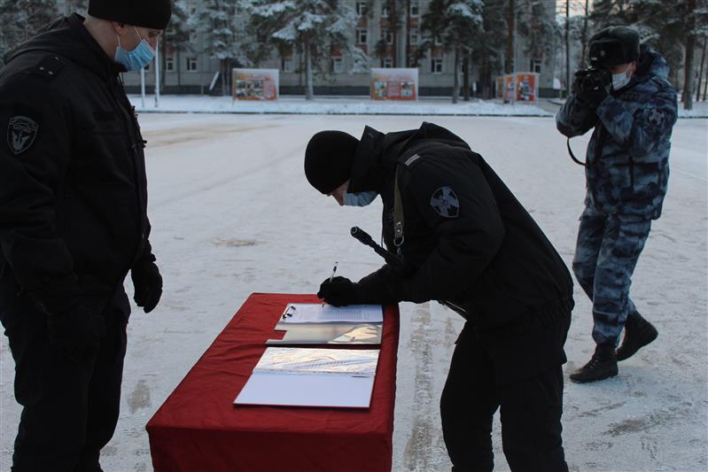 Заместитель командующего Северо-Западным округом Росгвардии поздравил сотрудников ОМОН с принятием присяги