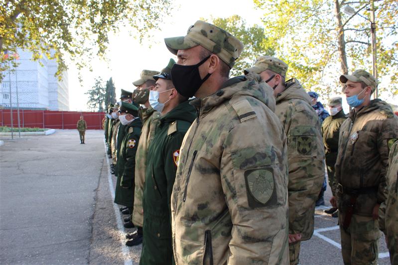 В севастопольском полку Росгвардии торжественно проводили военнослужащих, уволенных в запас
