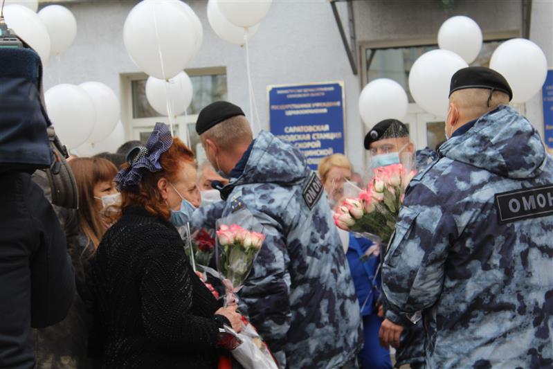 Росгвардейцы поздравили медиков со 100-летием образования станции скорой помощи города Саратова
