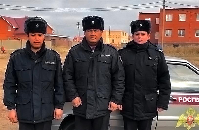 В Оренбуржье росгвардейцы спасли людей на пожаре