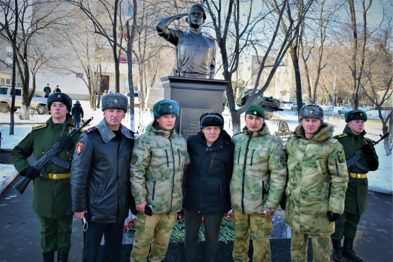 В Амурской области открыли памятник офицеру войск правопорядка Герою России Ивану Маслову