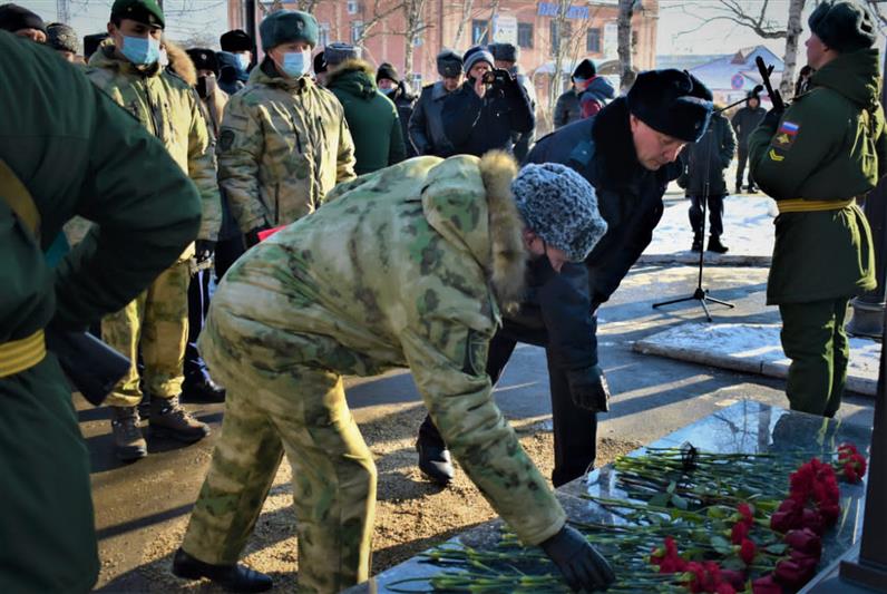 В Амурской области открыли памятник офицеру войск правопорядка Герою России Ивану Маслову