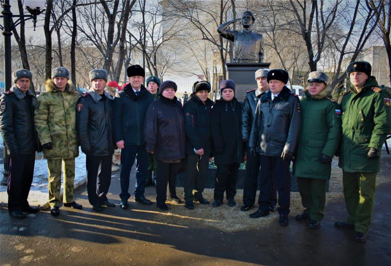 В Амурской области открыли памятник офицеру войск правопорядка Герою России Ивану Маслову