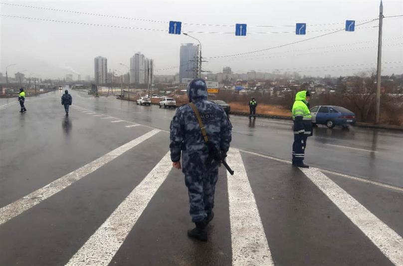 В Волгоградской области бойцы ОМОН участвуют в межведомственных рейдах на автодорогах