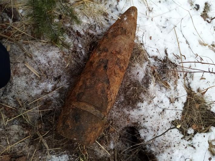 Взрывотехники нижнетагильского ОМОН обследовали артиллерийский снаряд, найденный вблизи железнодорожных путей