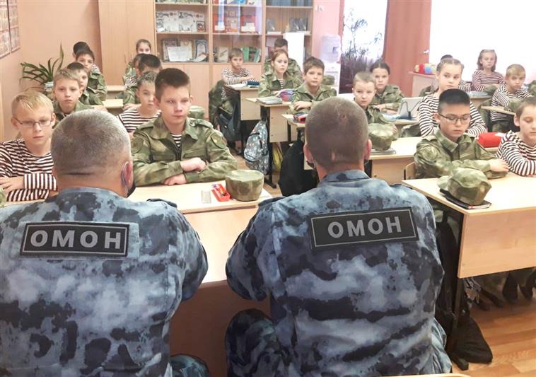 В день рождения М.Т. Калашникова бойцы волгоградского ОМОН провели тематическое мероприятие в профильном классе Росгвардии
