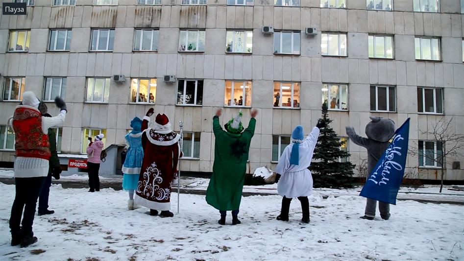 В Челябинске музыканты Росгвардии выступили с новогодней программой под окнами детской больницы (видео)