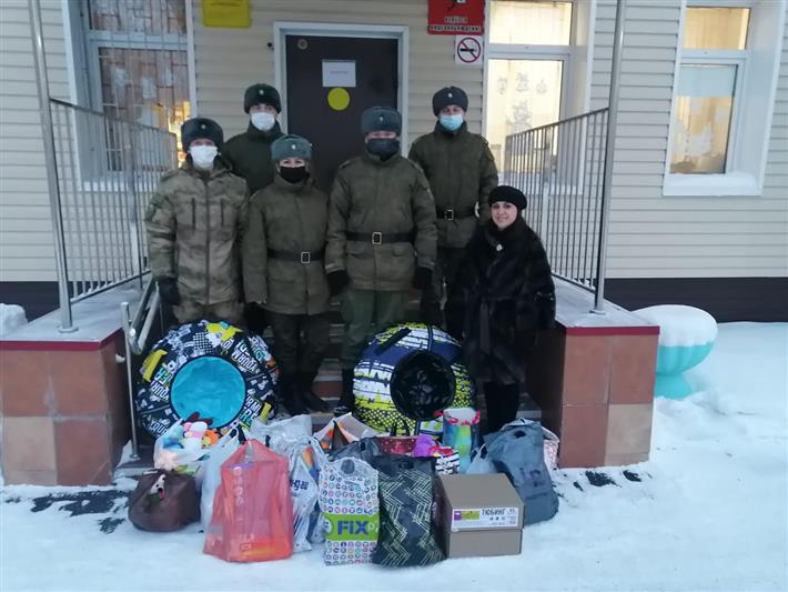 Военнослужащие северского соединения Росгвардии вручили новогодние подарки воспитанникам детского дома 
