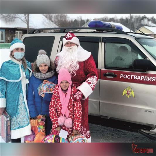 В Томской области сотрудники Росгвардии поздравили с наступающим Новым годом детей погибшего коллеги
