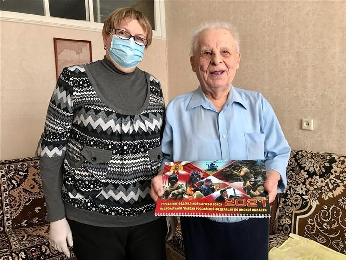 Сотрудники Росгвардии поздравили омских ветеранов с наступающим Новым годом