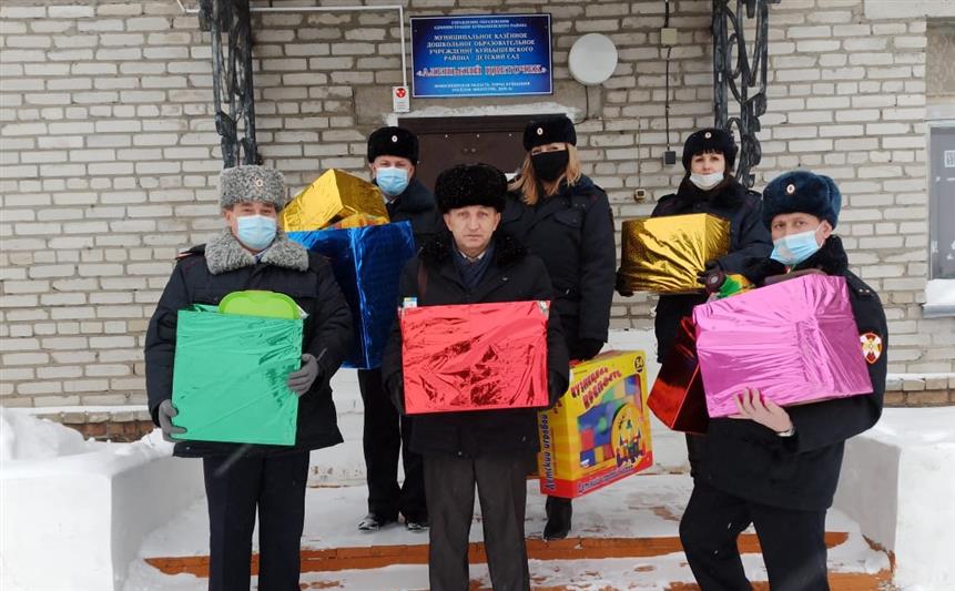 Росгвардейцы поздравили воспитанников реабилитационных групп детского сада в Новосибирской области с наступающим Новым годом