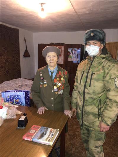 В Новосибирске военнослужащие Росгвардии поздравили ветерана Великой Отечественной войны с наступающим Новым годом