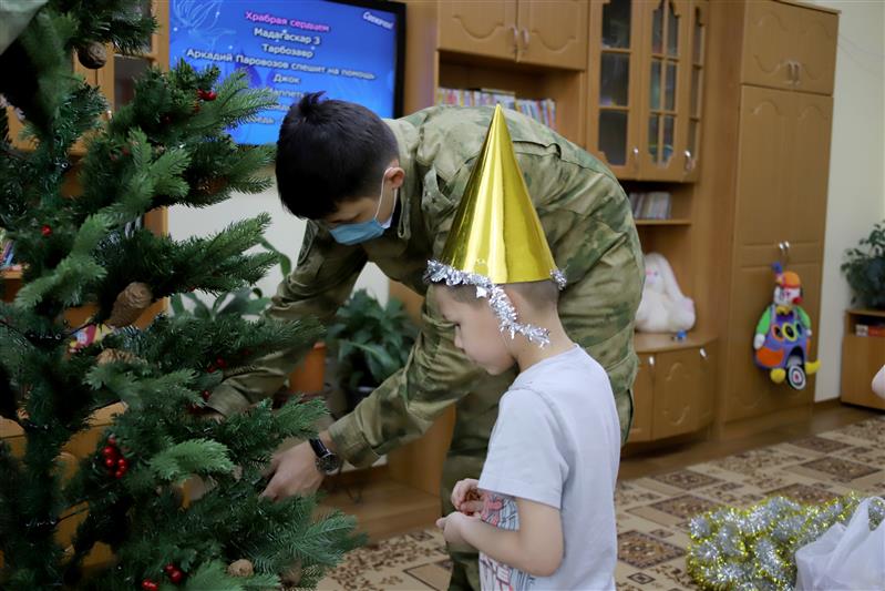 В Новосибирске росгвардейцы совместно с воспитанниками подшефного детского дома украсили новогоднюю елку   