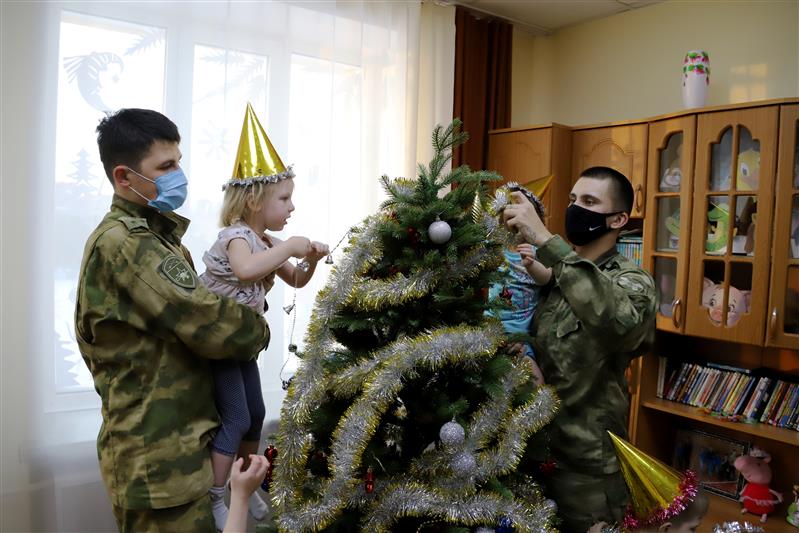 В Новосибирске росгвардейцы совместно с воспитанниками подшефного детского дома украсили новогоднюю елку   