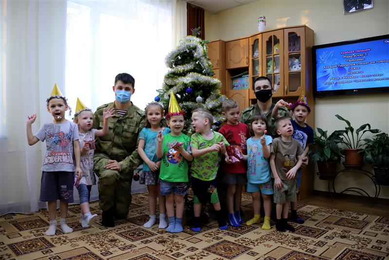 В Новосибирске росгвардейцы совместно с воспитанниками подшефного детского дома украсили новогоднюю елку   