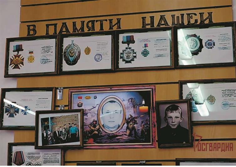 Сотрудники красноярского ОМОН и корреспонденты «8 канала» навестили маму погибшего сотрудника Андрея Соклакова