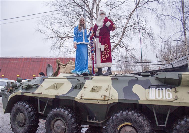 Дед Мороз и Снегурочка поздравили семьи сотрудников петербургского ОМОН с наступающим Новым Годом