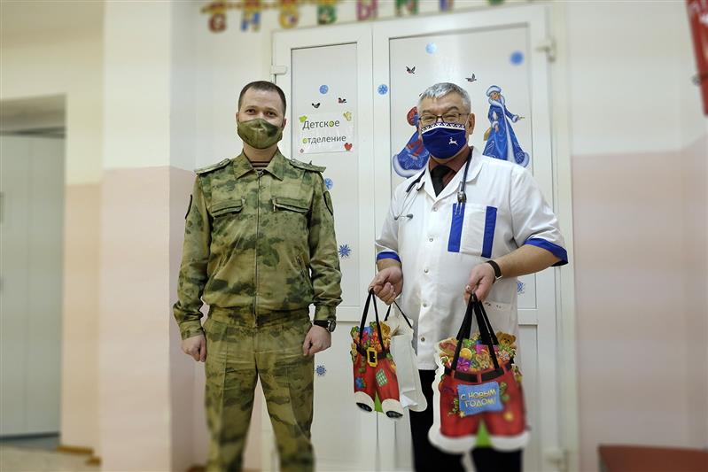 В Нарьян-Маре военнослужащие и сотрудники Росгвардии приняли участие в благотворительной акции "Ёлка желаний" 