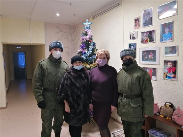 Военнослужащие северского соединения Росгвардии вручили новогодние подарки воспитанникам детского дома 
