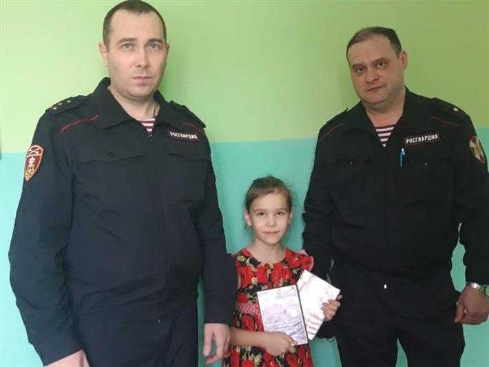 Росгвардейцы исполнили мечту 6-летней воспитанницы детского дома в Кузбассе