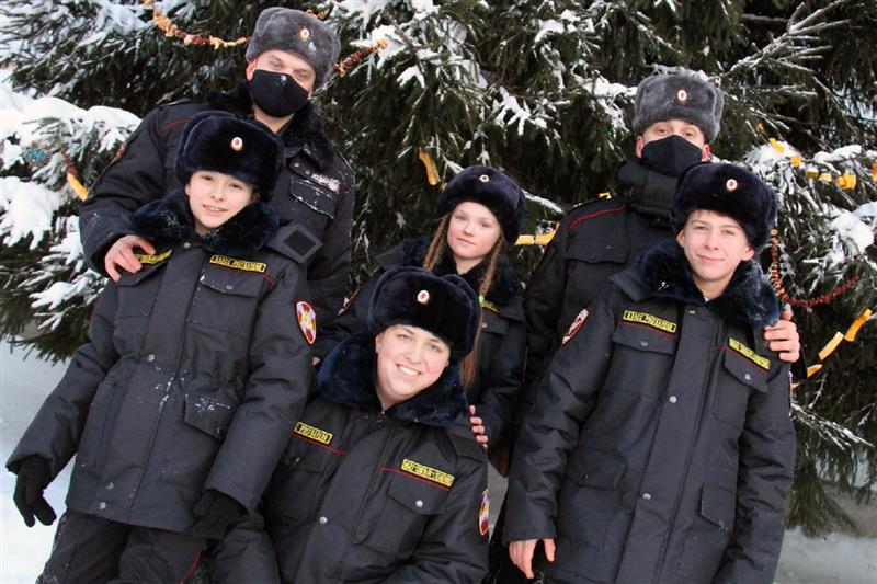 В Кузбассе в преддверии Нового года росгвардейцы со школьниками провели добрую экологическую акцию