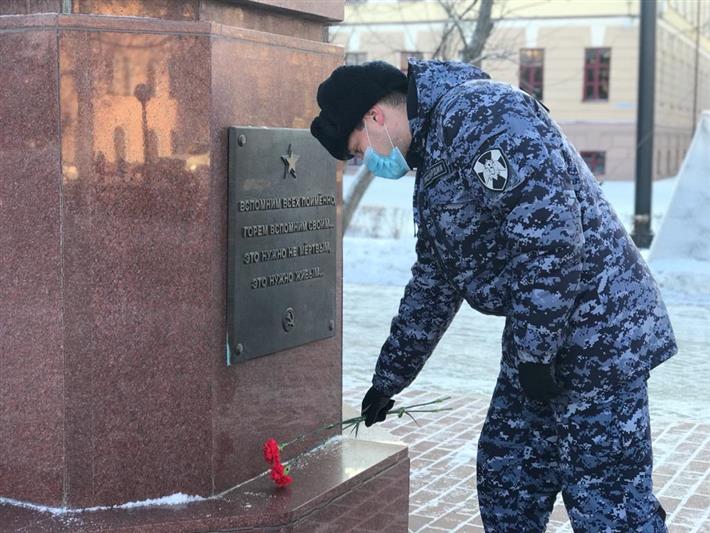 В Томской области росгвардейцы почтили память погибших воинов в честь Дня неизвестного солдата