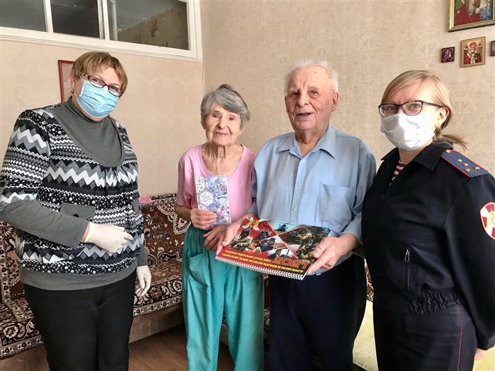 Сотрудники Росгвардии поздравили омских ветеранов с наступающим Новым годом
