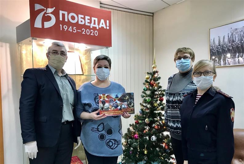 Сотрудники Росгвардии поздравили омских ветеранов с наступающим Новым годом