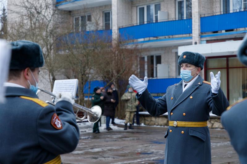 Росгвардейцы Северо-Западного округа поздравили врачей с наступающим Новым годом ( фото, видео)