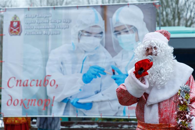 Росгвардейцы Северо-Западного округа поздравили врачей с наступающим Новым годом ( фото, видео)