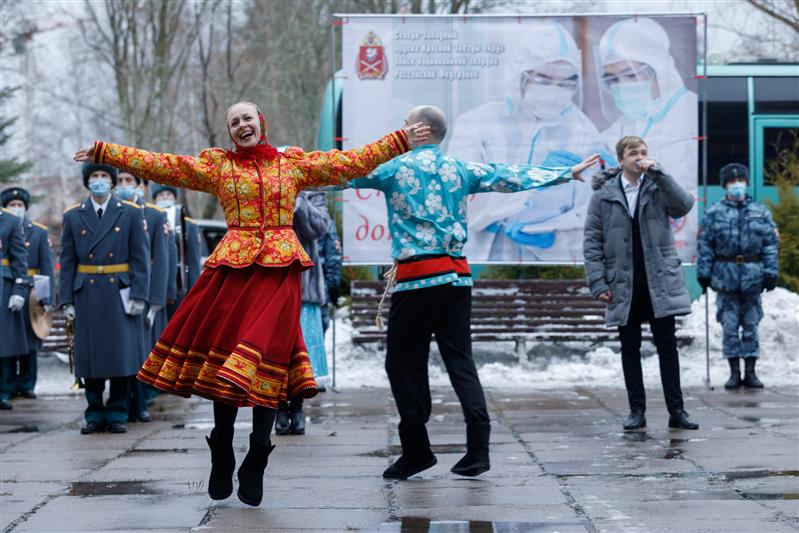 Росгвардейцы Северо-Западного округа поздравили врачей с наступающим Новым годом ( фото, видео)