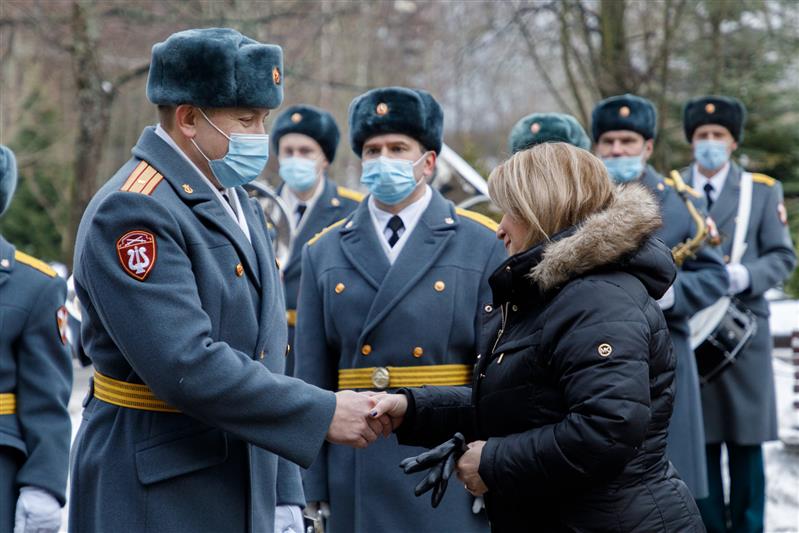Росгвардейцы Северо-Западного округа поздравили врачей с наступающим Новым годом ( фото, видео)