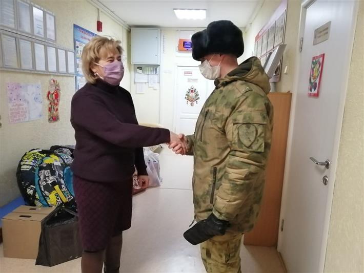 Военнослужащие северского соединения Росгвардии вручили новогодние подарки воспитанникам детского дома 