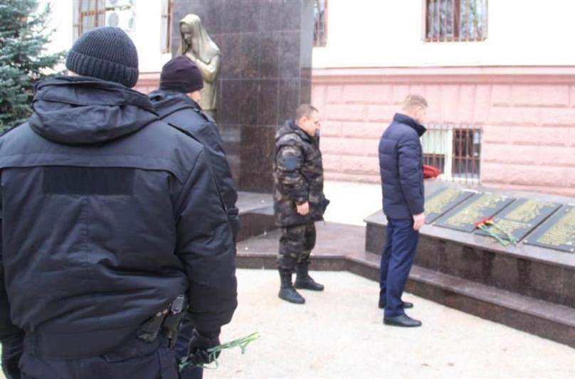В Тюмени представители Росгвардии почтили память Героя России Тимура Мухутдинова (видео)