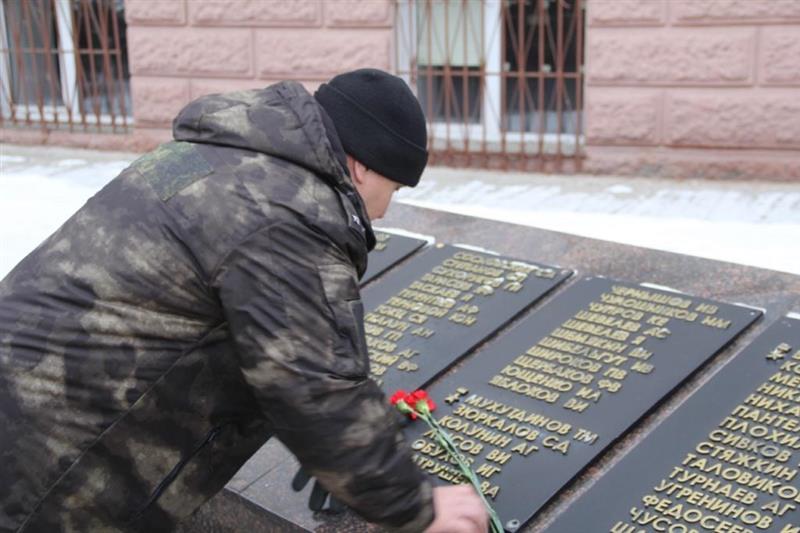 В Тюмени представители Росгвардии почтили память Героя России Тимура Мухутдинова (видео)
