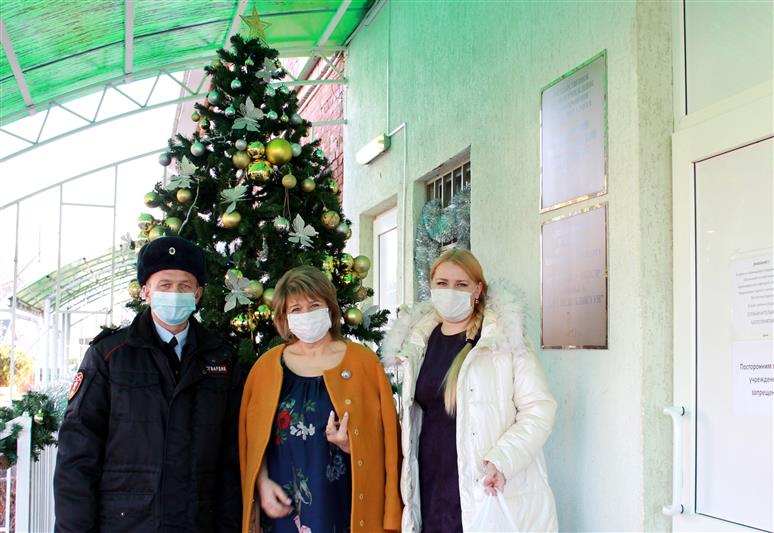 В Адыгее росгвардейцы передали в подшефный Дом ребенка новогодние подарки