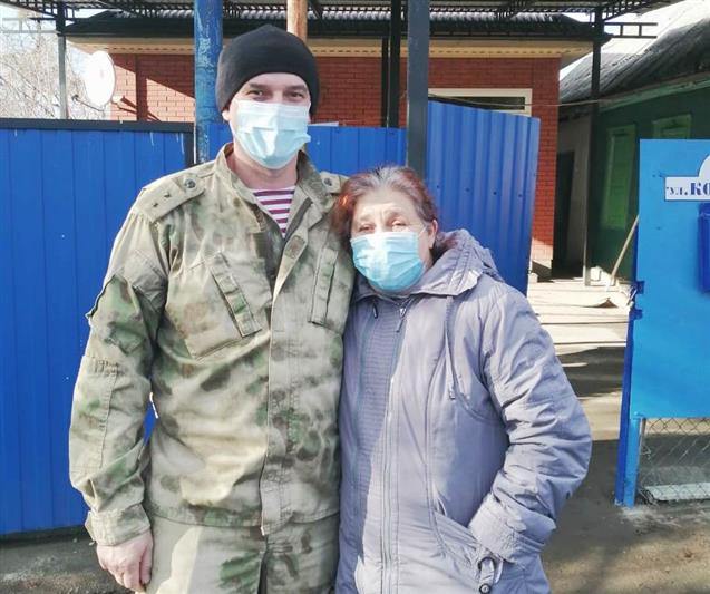 Семьи погибших сослуживцев навестили в канун Нового года представители Росгвардии в Адыгее