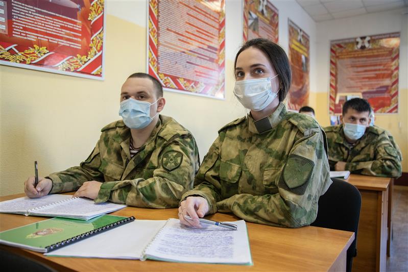 В Дзержинске приняли присягу новобранцы Росгвардии, решившие служить два года по контракту вместо одного по призыву