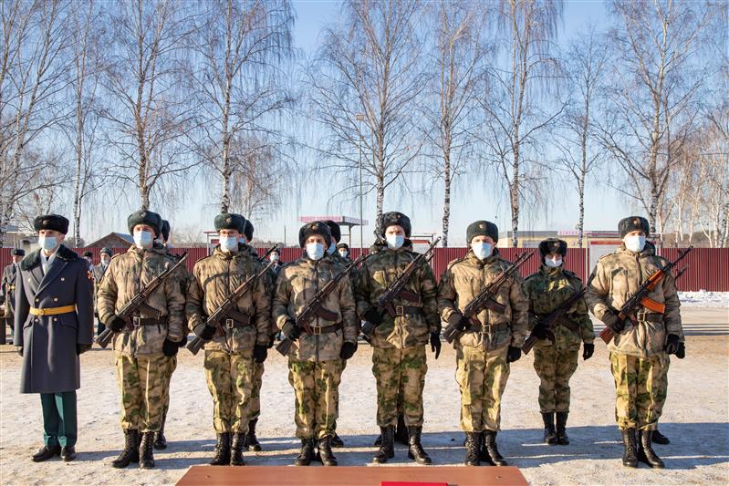 В Дзержинске приняли присягу новобранцы Росгвардии, решившие служить два года по контракту вместо одного по призыву