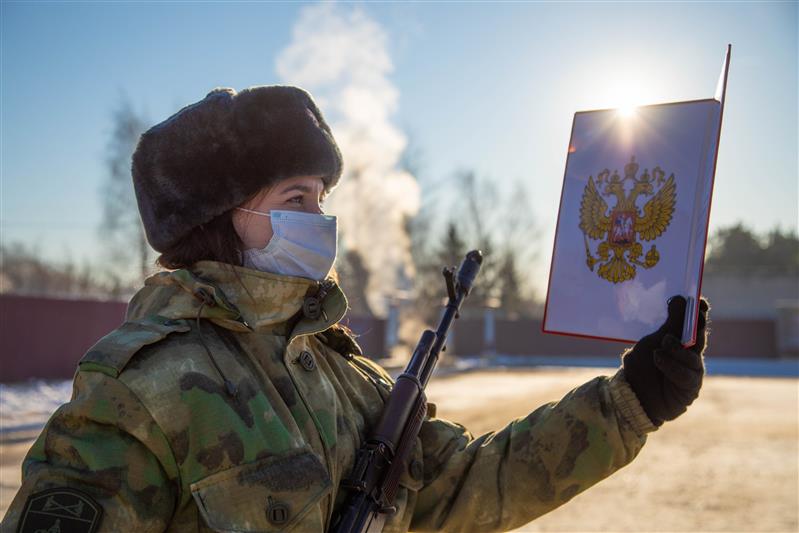 В Дзержинске приняли присягу новобранцы Росгвардии, решившие служить два года по контракту вместо одного по призыву