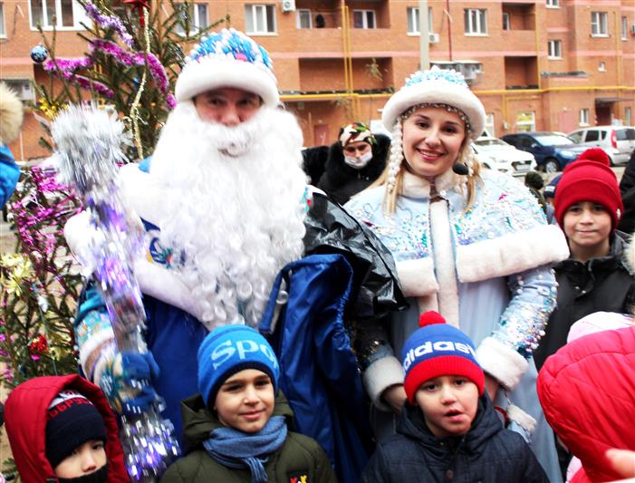 Дети из Астрахани и Севастополя стали первыми, кого в Южном федеральном округе поздравил росгвардейский Дед Мороз