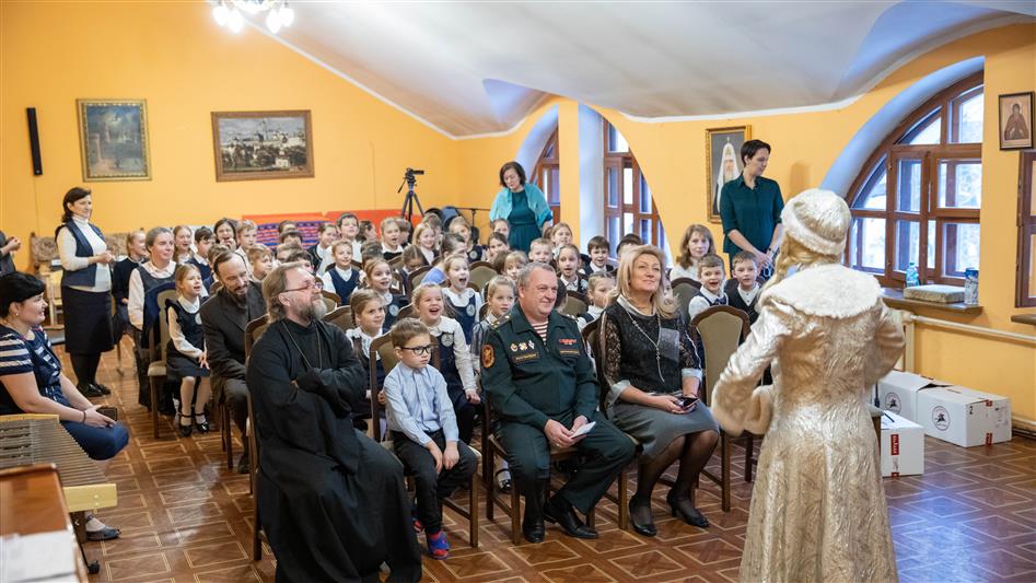 Росгвардейцы поздравили детей-сирот с наступающим Новым годом (фото, видео)