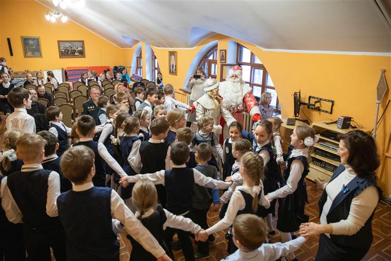 Росгвардейцы поздравили детей-сирот с наступающим Новым годом (фото, видео)
