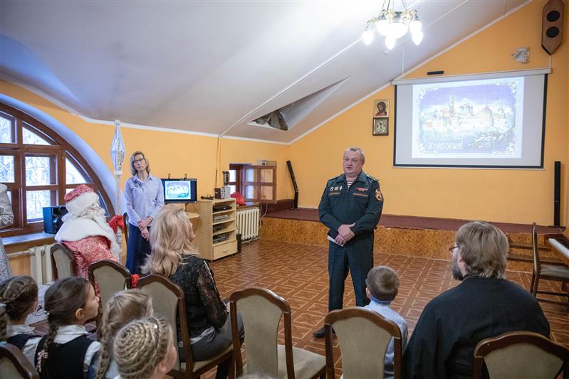 Росгвардейцы поздравили детей-сирот с наступающим Новым годом (фото, видео)