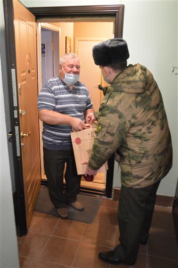 В Брянске росгвардейцы поздравили ветерана вневедомственной охраны с наступающим Новым годом