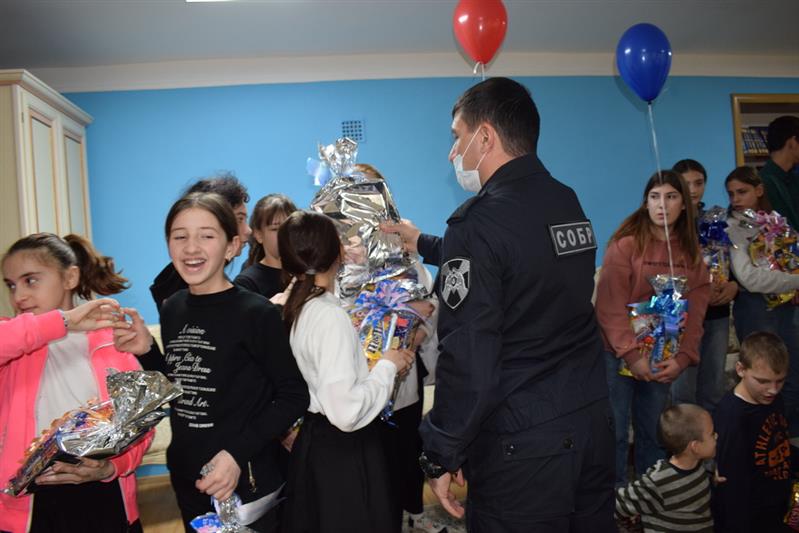 Сотрудники дагестанского СОБР поздравили детей-сирот с Новым годом