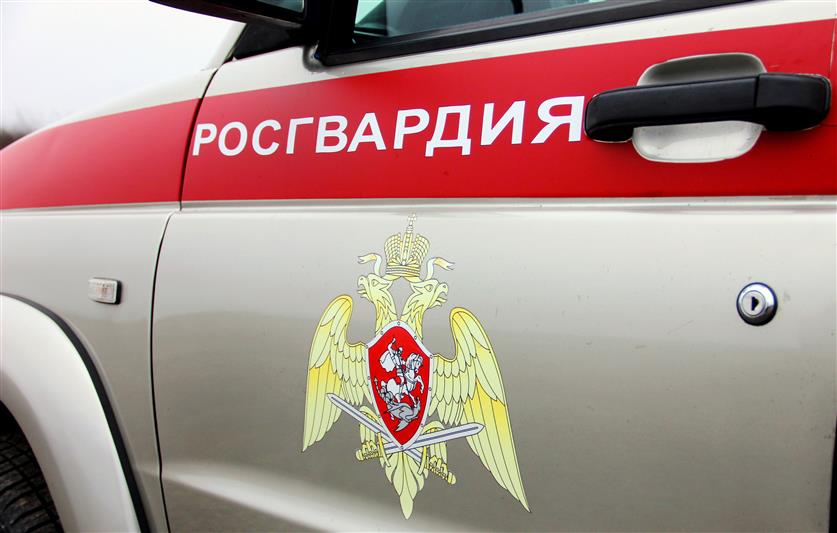 В Ярославле росгвардеец пришёл на помощь водителю загоревшейся машины